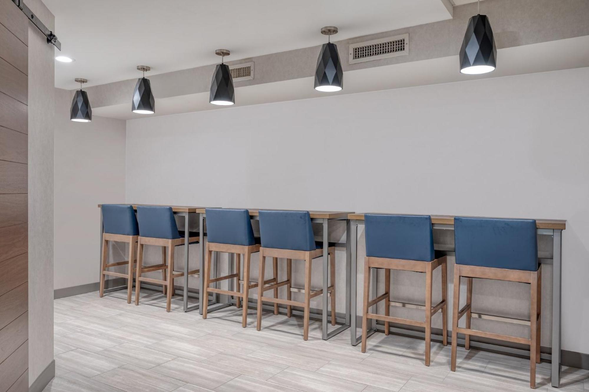 Holiday Inn Express & Suites Wadsworth By Ihg Экстерьер фото