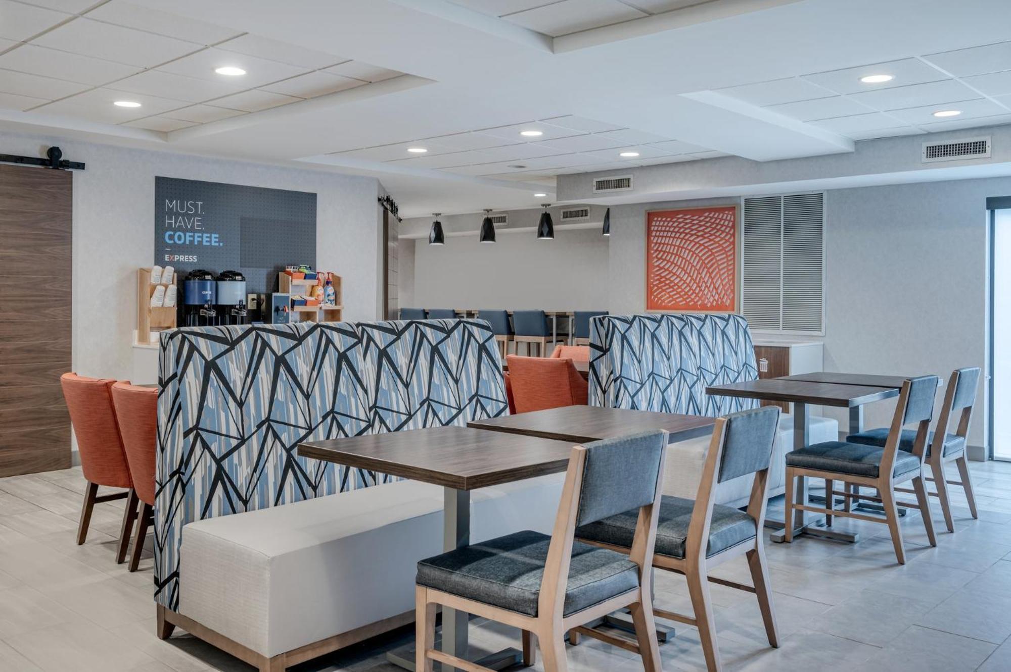 Holiday Inn Express & Suites Wadsworth By Ihg Экстерьер фото